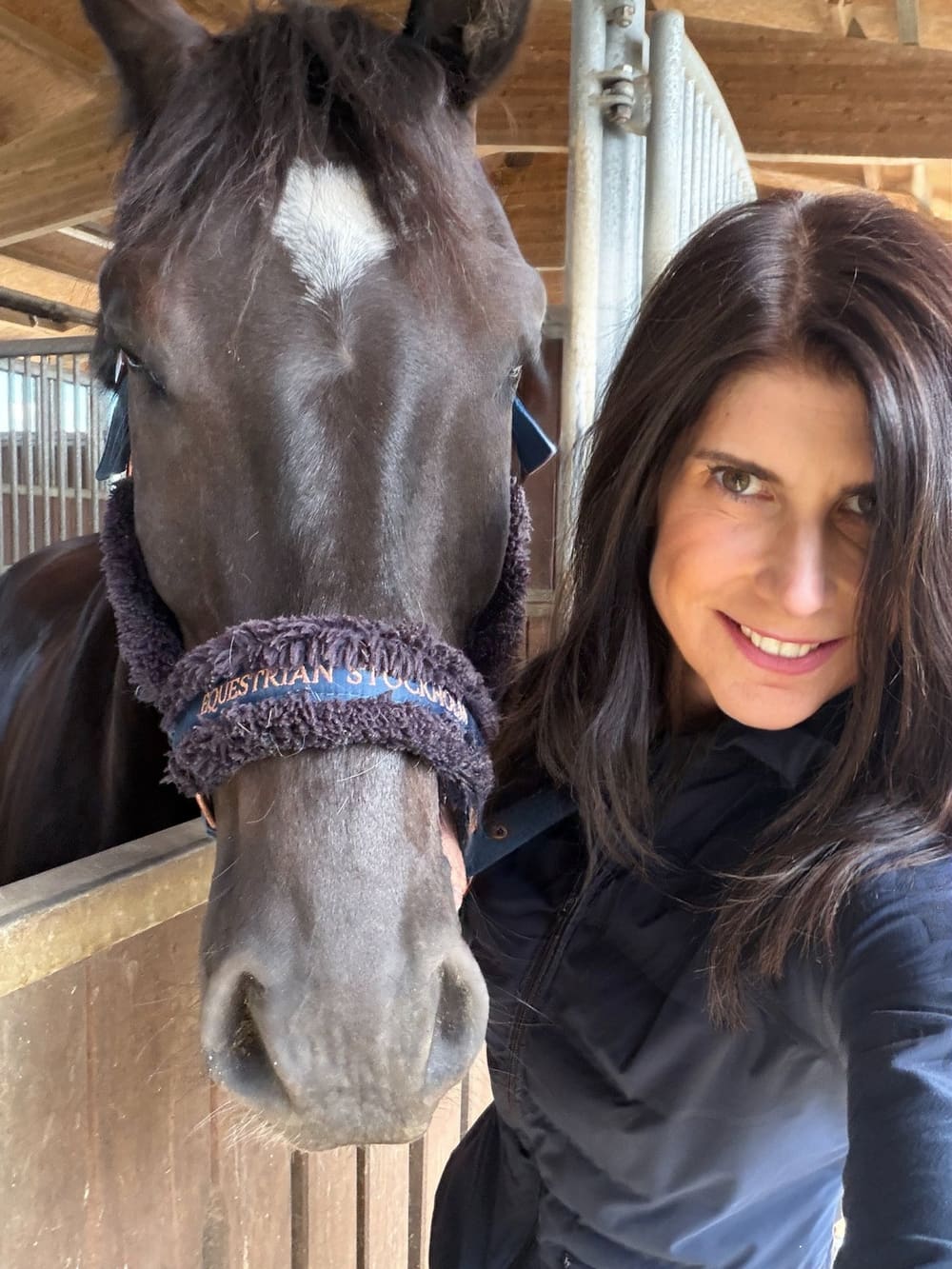 Alexandra von Hirschfeld mit Pferd im Stall