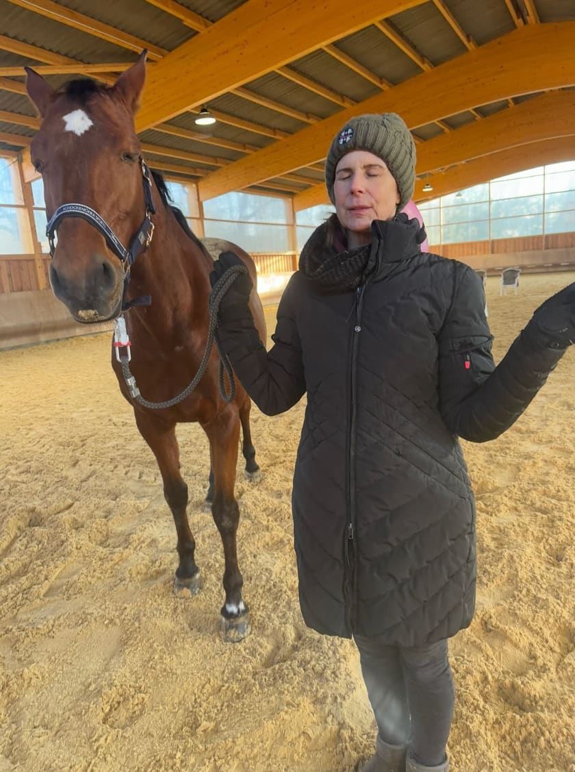 Teilnehmerin im Coaching-Dialog mit einem Pferd